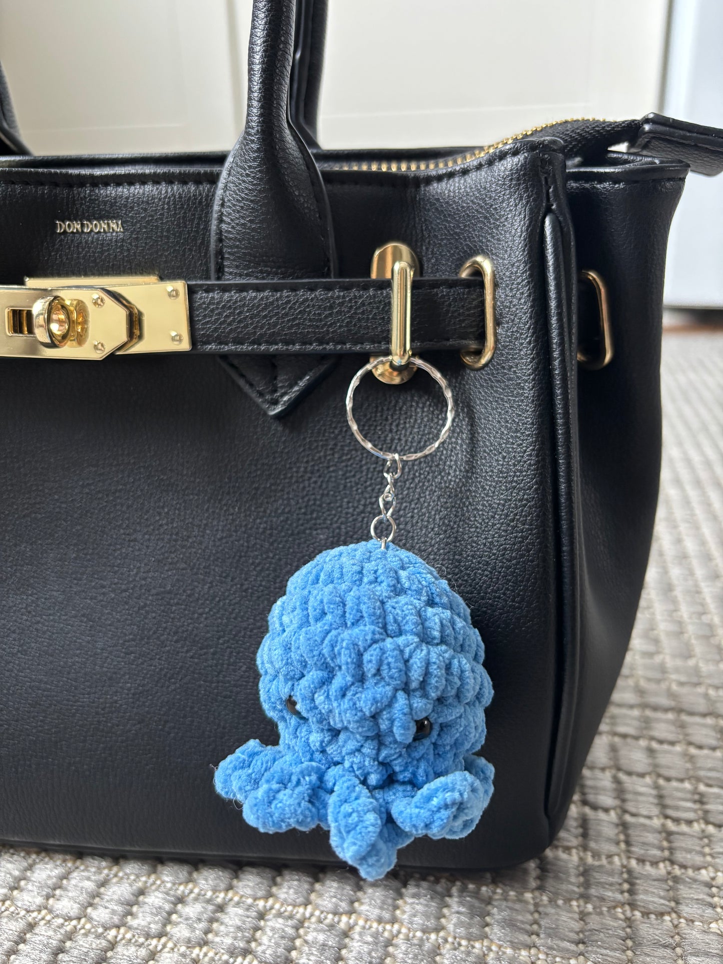 Mustekala laukkukoru/avaimenperä