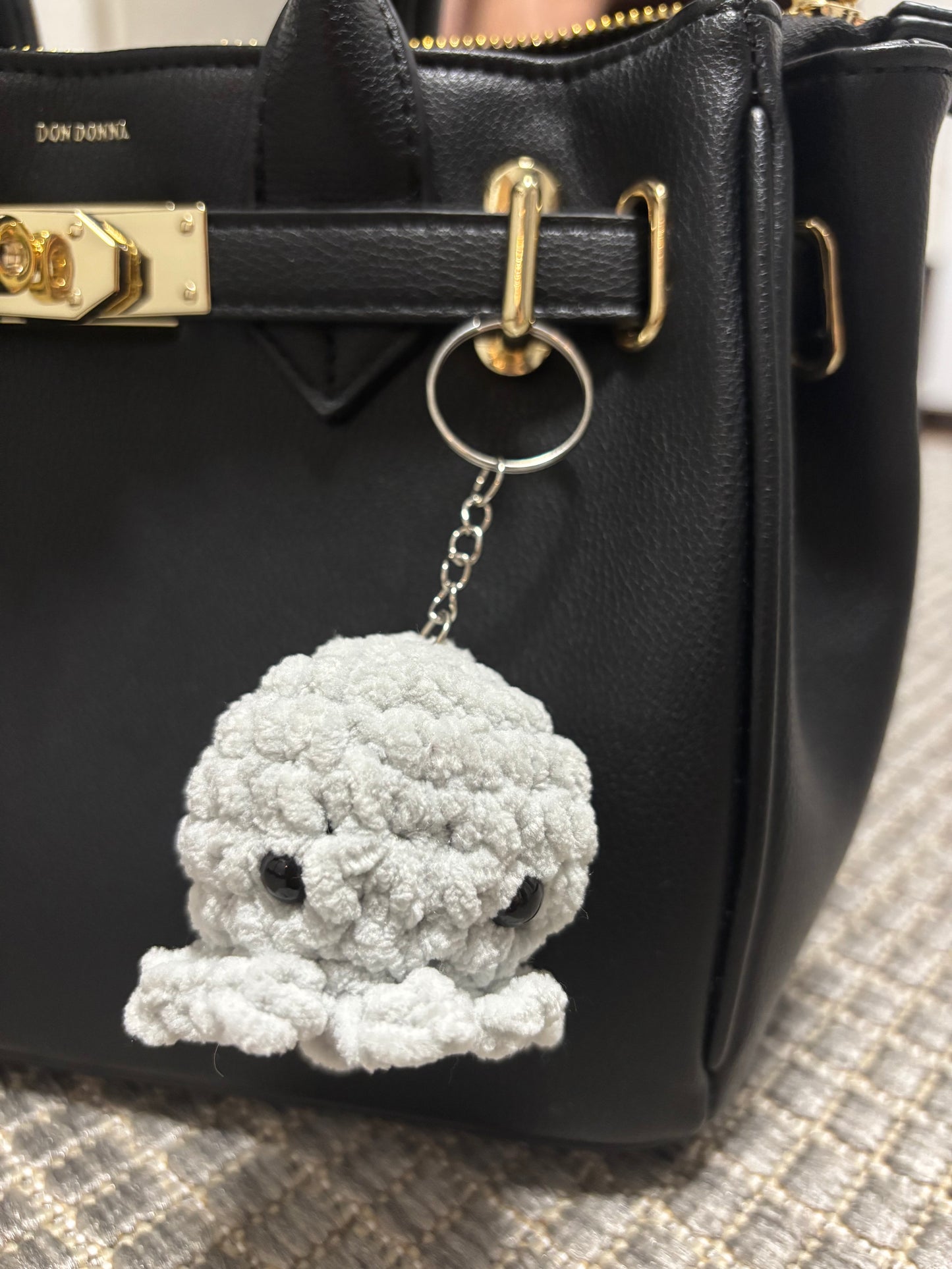 Mustekala laukkukoru/avaimenperä