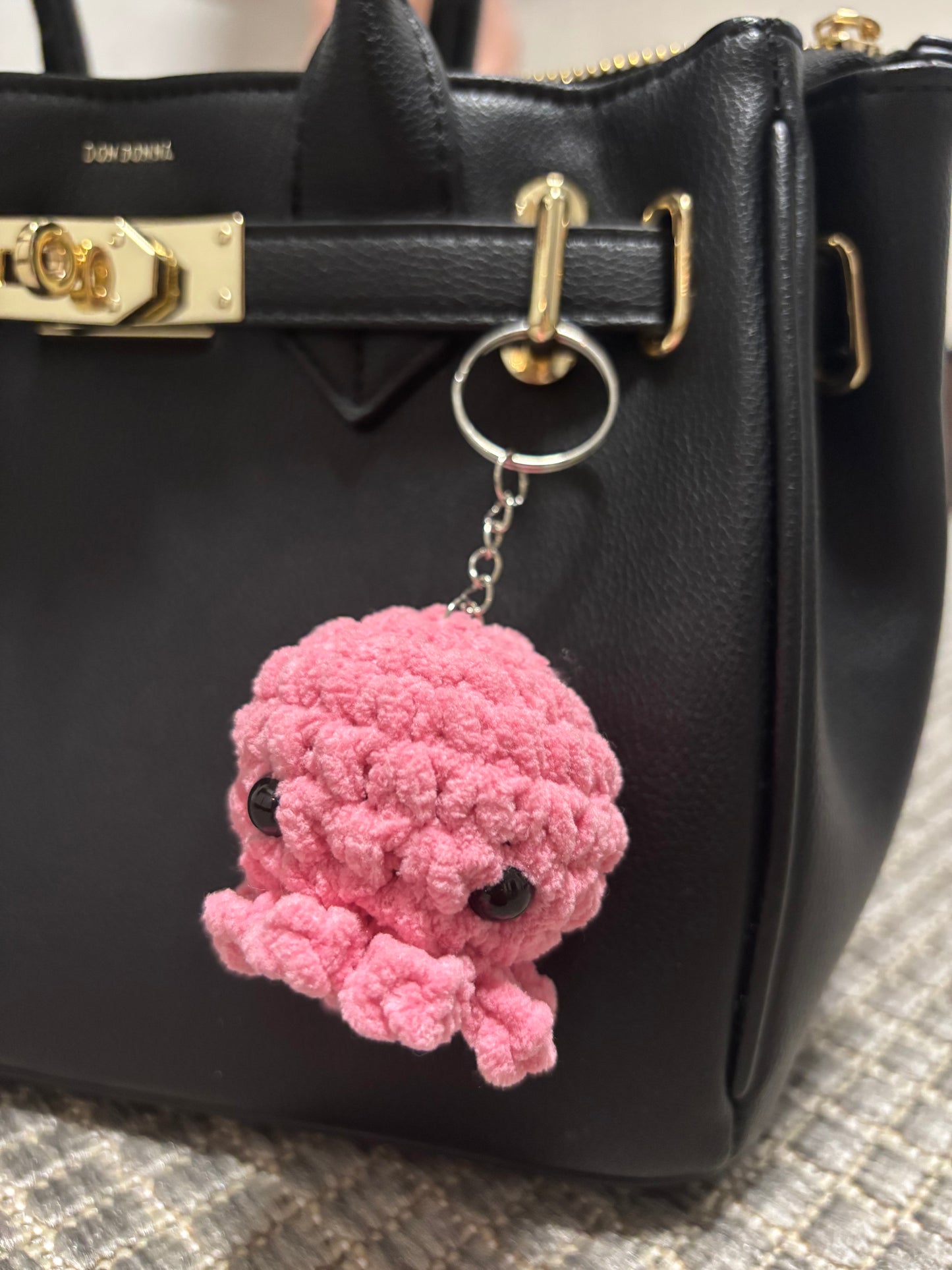 Mustekala laukkukoru/avaimenperä