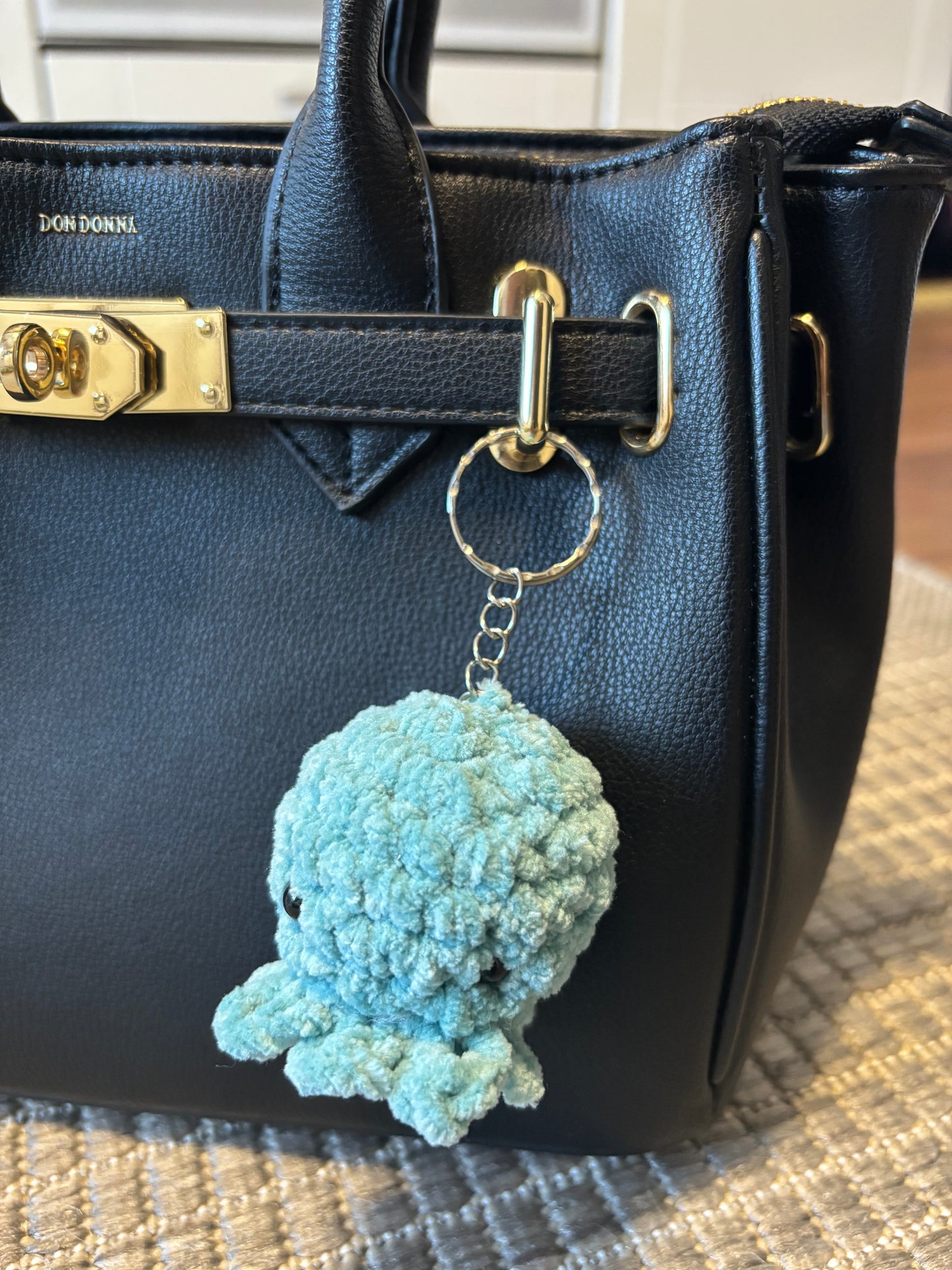 Mustekala laukkukoru/avaimenperä